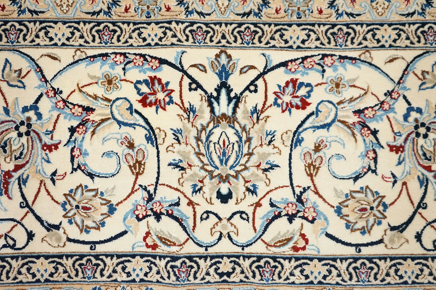 Patrones intrincados florales y de cachemira en una alfombra de estilo persa.